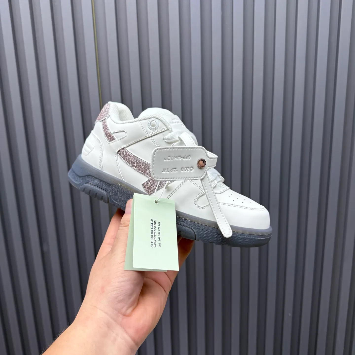 【off- white】P: 620💰Couple model👫, Size: 35-44 (Customized for men 38.45.46) High-quality version👊 "Out of office" series original molding, original lasting, production process 1:1 Original ➰OFF GRAY WHITE OW ➰ First-layer cowhide Imported skin-friendly and environmentally friendly polyester mesh Original molding high elastic and environmentally friendly molding pad Made with the original lasting process. The original molded rubber outsole (never yellows and deforms) has a super correct shape, bright color and strong three-dimensional effect👍. Packaging💯Full set of packaging synchronized with the official website (branded paper, certificate of quality, branded cloth bag)